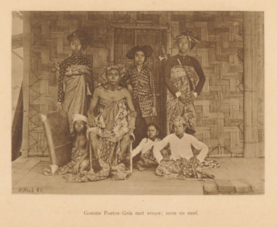 Goestie Poetoe-Gria with wife, son and nephew, Group portrait of a Goestie Poetoe-Gria with six