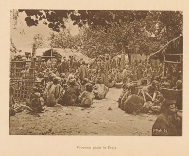 Women's pasar in Praja, Market in Praja, page, photomechanical print, maker: Christiaan Johan Neeb,