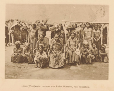 Dinda Wiratjandra, widow of Raden Wiranom, of Pringabaje, Portrait of unknown women and girls with