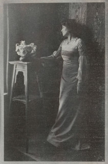 Portrait of an unknown woman, page, photomechanical print, inscription: 'Photographische