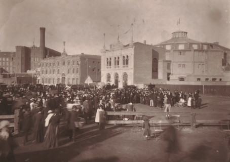 Roubaix, l'Hippodrome a la sortie des sociétés chorales, View of the Grand Place in Roubaix with