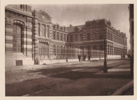 Lille, La Nouvelle Faculté de Médicine, View of Place de la République in Lille during a market,
