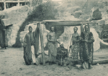 Forgerons du Congo, Five blacksmiths in a recreated Congolese village at the Antwerp World