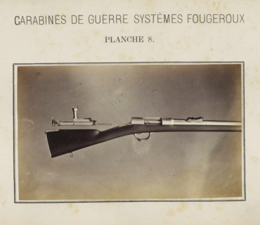 Part of a rifle and a loose safety catch, photograph, page, number: 'Planche 8.', inscription: