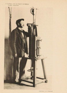 Man uses a device to measure temperatures, page, photomechanical print, cliché maker: AJ Kymeulen,