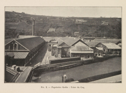 View of a building of the Godin paper factory in Huy, page, photomechanical print, inscription: