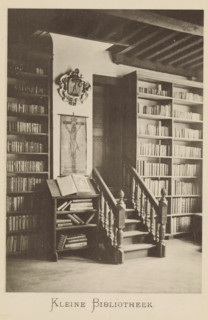 Interior of the library of Christoffel Plantijn, Small library, page, photomechanical print, maker:
