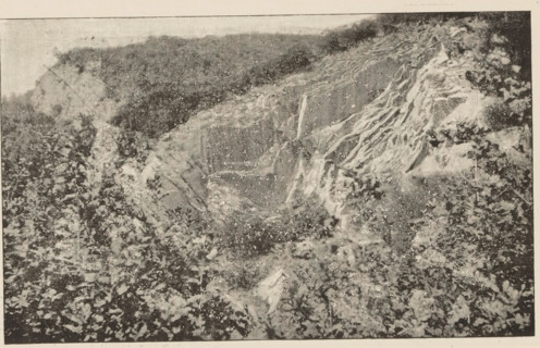 Carrière de Pierre-Pétru, montrant la torsion des couches, View of a quarry, page, photomechanical