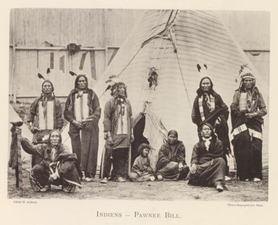 Indiens - Pawnee Bill, Group portrait of Pawnee in front of a tent at the world exhibition in