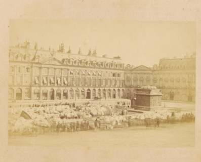 View of a demolished Colonne Vendôme, Colonne vendome Renversée, photograph, page, Place Vendôme,