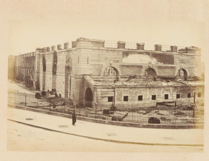Grenier d'Abondance - vue extérieure, View of a destroyed building, photograph, page, 1871,