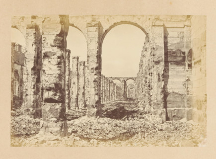 Grenier d'Abondance - vue intérieure, View of the interior of a destroyed building, photograph,