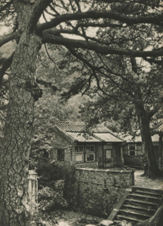 View of a house among trees, page, photomechanical print, photographer: Donald Mennie, Beijing,