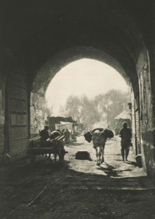 Gate in Beijing, page, photomechanical print, photographer: Donald Mennie, Beijing, cliché maker:
