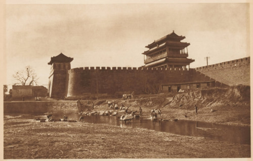 Unknown persons near a body of water along a city wall, page, photomechanical print, photographer: