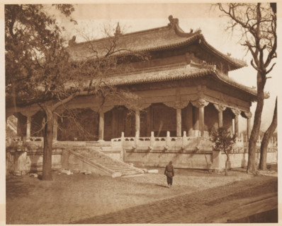 Temple in Beijing, page, photomechanical print, photographer: Donald Mennie, Beijing, cliché maker: