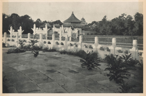 Altar of Heaven in Beijing, page, photomechanical print, photographer: Donald Mennie, Beijing,