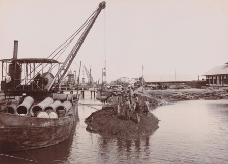 Closing of the dam around the construction pit, Belawan Ocean Harbor, photograph, Closing the dam