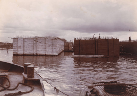 Dismantling, plastering and tarring of the 9.09 m high caissons. (1st work), Ocean Harbor Belawan,