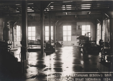 Factory hall, photograph, View into the roller room of the Kertamanah Tea Factory in West Java,