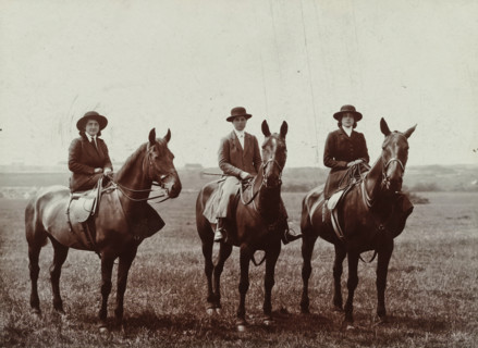 Else Wachenheimer-Moos and two unknown women on horseback, Bexhill-on-Sea in England, 1913,