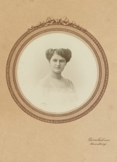 Passepartout of Mathilde Wachenheimer-Wertheimer as a young woman, photograph, in light clothing.,