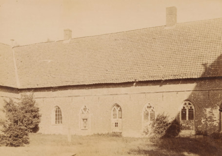 Exterior of the cloister of Ter Apel Monastery, photograph, annotation: 'Ter Apel', annotation: