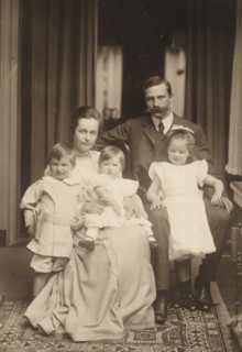 Family portrait of the Van der Waals family, photograph, annotation: 'Of Cor, Hansje, Jan, Anke,