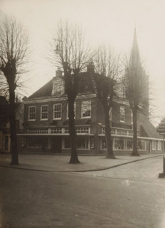 View of Spruyt van Rietschoten shop in Hilversum, photograph, inscription: 'Vosmaer', annotation:
