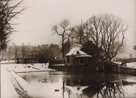 View of a small house on the Stadhouderskade in Amsterdam, photograph, annotation: