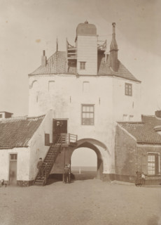 View of the Vischpoort in Harderwijk, photograph, annotation: '1905 Harderwijk, From the Estate of