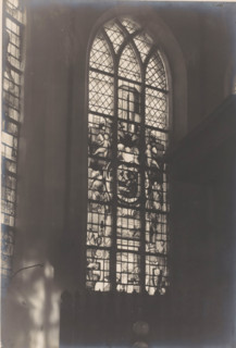 Painted window in the Castle Chapel of Egmond in Egmond aan den Hoef, photograph, annotation: