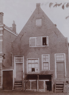 Façade of Buitenveer 141 in Weesp, photograph, annotation: 'Buitenveer 141, demolished Nov. 1911,
