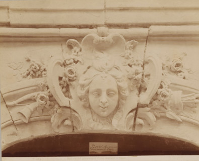 XVIIth century - Bas-relief provenant d'une maison à Caen., Bas-relief with a woman's face, from a