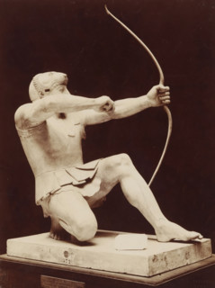 Art grec - Archer. Fronton du temple d'Ergine, Munich, Sculpture of an archer with a lion's hood,