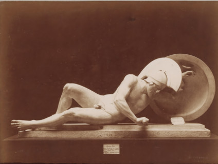 Sculpture of a wounded soldier, from the pediment of the temple at Aegina, Art grec - Guerrier