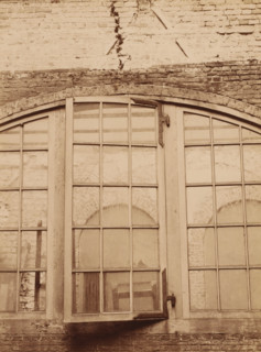 Detail of a window section at the Binnenhof during the restoration, photograph, annotation: