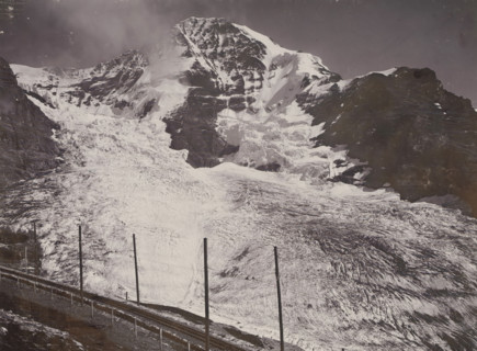 Jungfraubahn und Mönch, View of the Mönch with the Jungfraubahn railway, photograph, This photo is