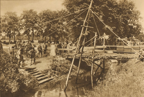 HM attends an exercise in troops crossing the water, Queen Wilhelmina attends a military training,