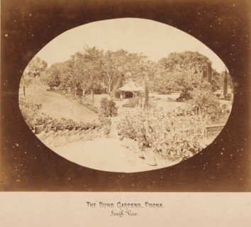 The Fitzgerald bridge, Bund Gardens and River, Poona, India, photograph, Oval photo of a bridge