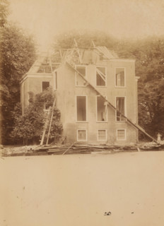 Dekema State in Weidum during the demolition, photograph, annotation: 'Weidum, Weidum, Dekema, gem.