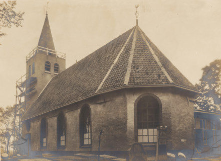 Nicolaaskerk in Midlum, photograph, annotation: 'Midlum bij Franeker (Fr), Ned Herv Kerk, oct