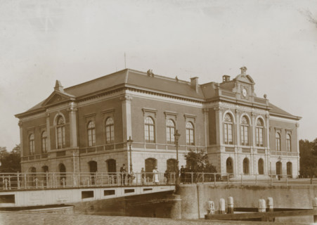 View of the former stock exchange building in Leeuwarden, photograph, Leeuwarden, 1890 - 1910,