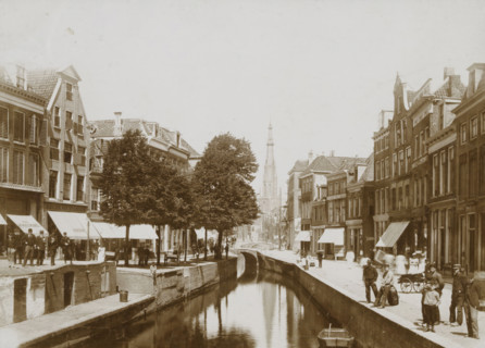 Street view with canal in Leeuwarden, photograph, Leeuwarden, 1890 - 1910, photographer, paper,