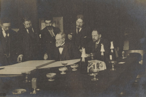 George Hendrik Breitner and others, looking at a portfolio, possibly during an art viewing at Arti