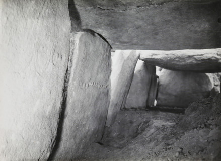 Hunebed van Kerguntuil, Trégastel, photograph, inscription: 'IX, Ban v Heuvel, Allée Couverte de