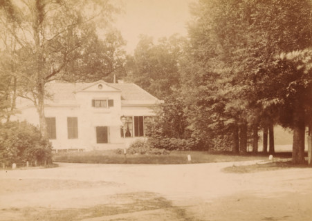 Exterior of a country house on the Zwolseweg in Apeldoorn, photograph, inscription: 'Ant. C.