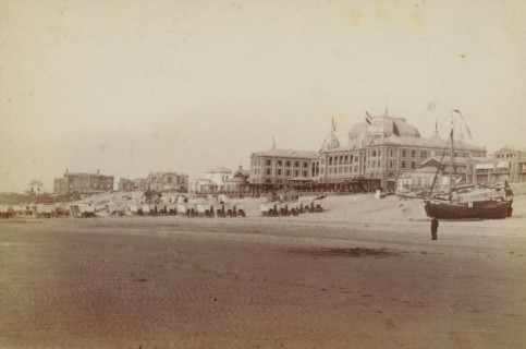 View of the beach at Scheveningen, with the Kurhaus on the right, photograph, inscription: 'CP
