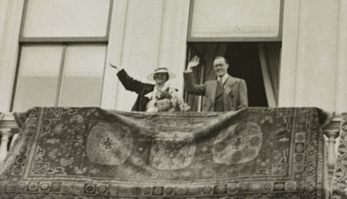 Engagement of Juliana, Queen of the Netherlands, and Bernhard of Lippe-Biesterfeld on the balcony