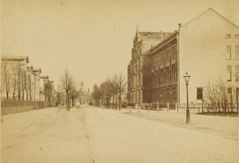 View of the Plantage Middenlaan with the St. Jacobsgesticht on the right and the Muiderpoort in the